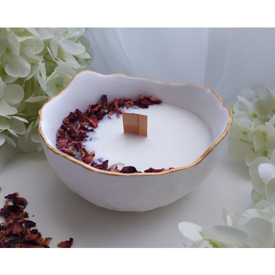 Świeca różana z płatkami