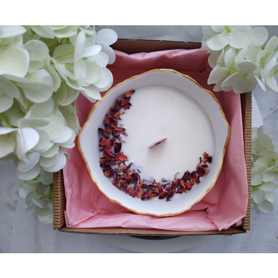 Świeca różana z płatkami