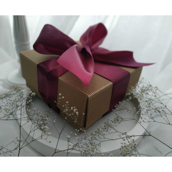 Świeca różana z płatkami